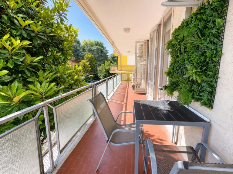 05_Foto03_Balcone_lungo_con_verde