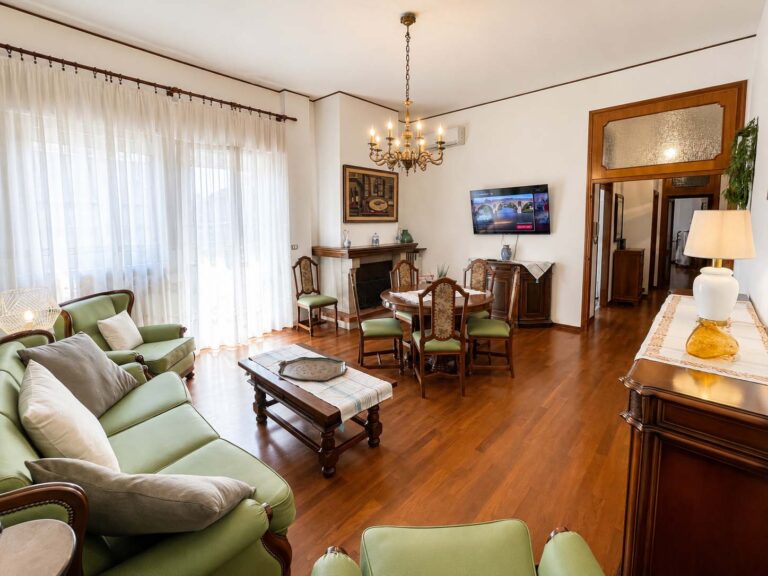 06_Foto17_Soggiorno_ampio_TV_percorso_camere