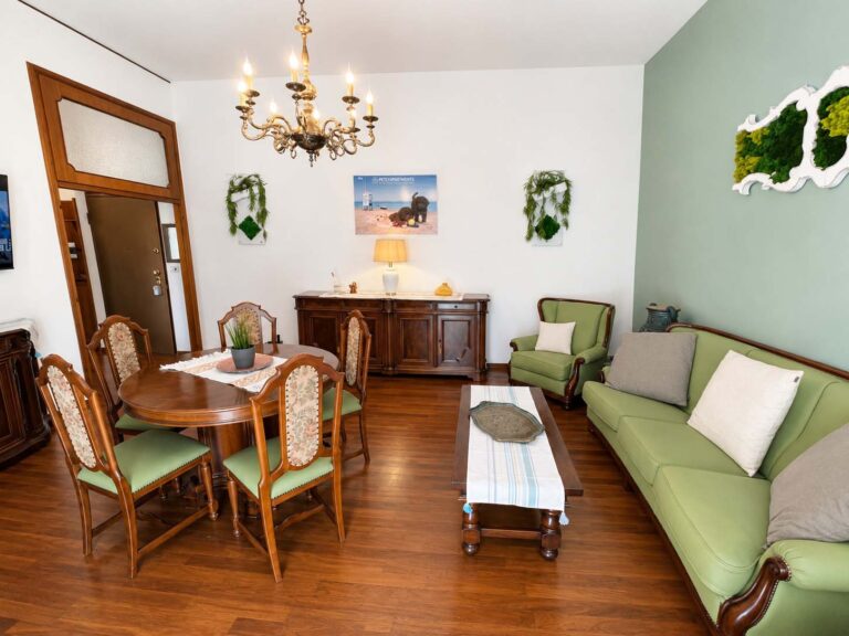 08_Foto15_Soggiorno_hero_divano_verde_sala_pranzo